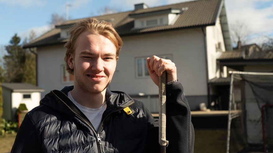 Severi Väre mailan kanssa.