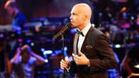 Juha Tapio laulaa Kultainen nuoruus  Sinun tarinasi - Yle 90 -juhlagaalassa Musiikkitalossa 10.9.2016