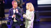 Olavi Uusivirta ja Paula Vesala laulavat Mä lähden stadiin Sinun tarinasi - Yle 90 -juhlalähetyksessä Musiikkitalolla 10.9.2016