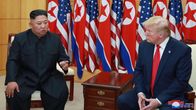 Pohjois-Korean johtaja Kim Jong-un ja Yhdysvaltain presidentti Donald Trump istuvat maiden lippujen edessä ja keskustelevat