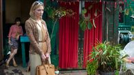 Cate Blanchett elokuvassa Blue Jasmine, taustalla Sally Hawkins