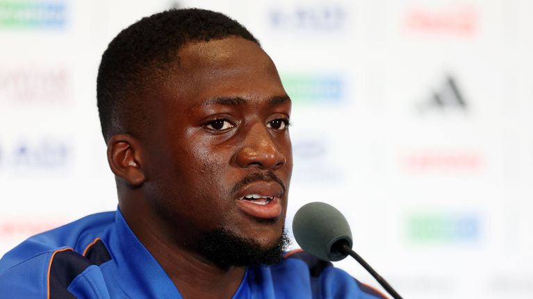 Ibrahima Konate mediatilaisuudessa Miamissa.