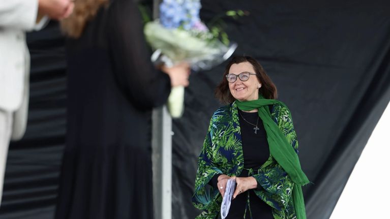 Sanoittaja Anna-Mari Kaskinen lavalla vastaanottamassa Juha Vainio -palkintoa.
