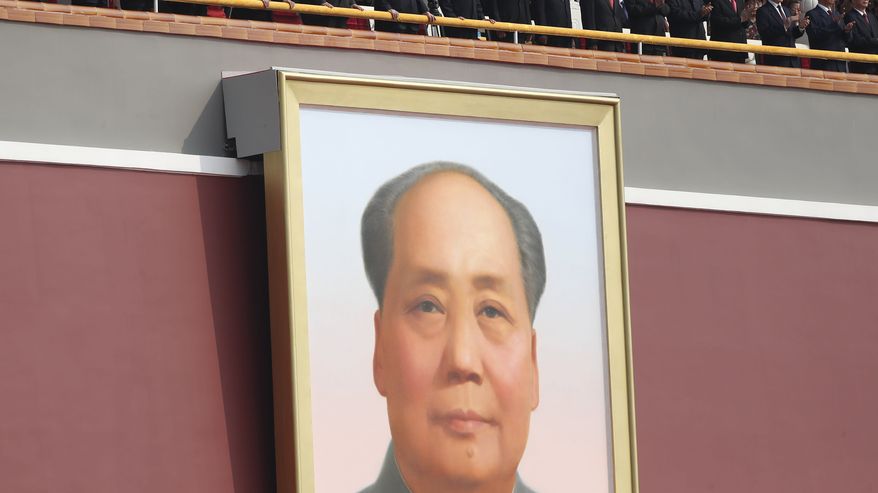 Valtava Maon kuva Tiananmenillä, sen yläpuolella Kiinan nykyjohtoa seisoo parvekkeella. 