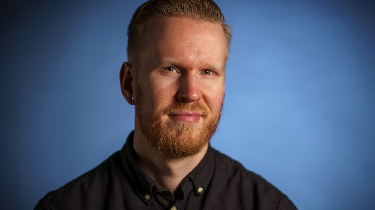  Ylen kolumnisti Johannes Roviomaa studiokuvassa.