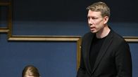 Ville Merinen puhuu eduskunnassa.