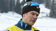 Yle Sportens expert Matias Strandvall med mikrofon framför sig.