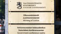 Oikeusministeriön ulkokyltti.