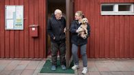Tuulenkylän asukkaat Matti Salmi ja Anni Niekka taloyhtiön saunan ovella.
