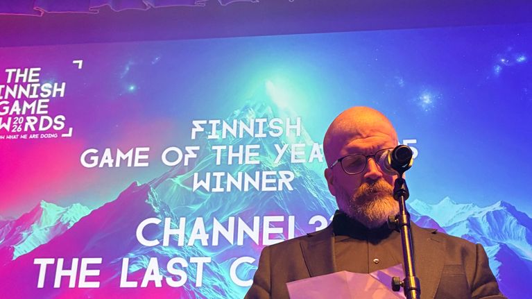 Palkinnon voittaja pitää puhetta Finnish Game Awards -gaalassa pelin "The Last Case of Benedict Fox" menestyksen johdosta.