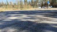 Tien pinnassa on biolietettä.