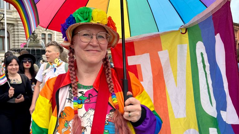 Jenni Ruottinen sateenkaariasussa.