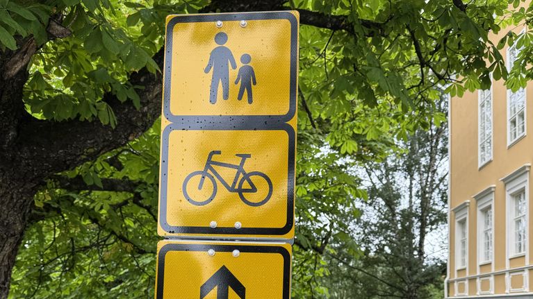 Jalankulkijoiden ja pyöräilijöiden reittiopaste sekä keltainen kyltti, jossa lukee "Valssipadonraitti ja Puutarhakanava suljettu liikenteeltä".
