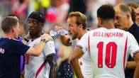 Harry Kane dricker vatten under vätskepaus.