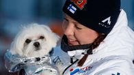 Kerttu Niskanen ja Martta-koira Rukan maailmancupissa 2023.