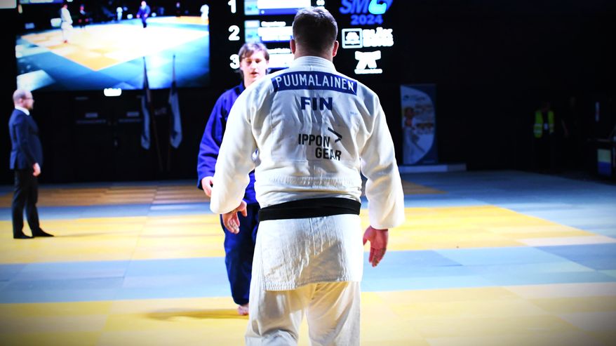Judokat Martti Puumalainen ja Hein Ronlund seisovat vastakkain.