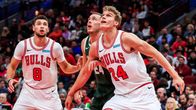 Zach LaVine och Lauri Markkanen i farten mot Milwaukee.