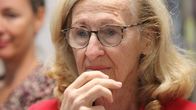  Nicole Belloubet käsi leuanedessä huolestuneen näköisenä.