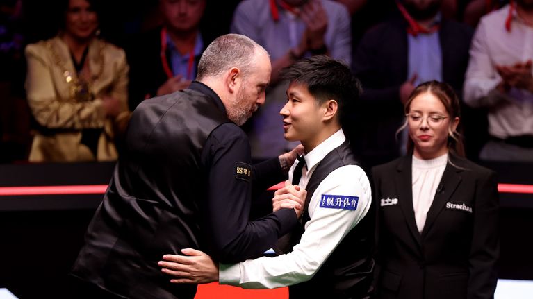 Mark Williams onnittelee Zhaoa maailmanmestaruudesta.