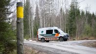 Rajavartioston auto syrjäisellä metsätiellä kevättalvisessa maisemassa.