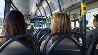 Ihmisiä bussissa.