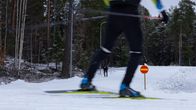 Två skidåkare i Tammerfors. En i närbild och en i bakgrunden.