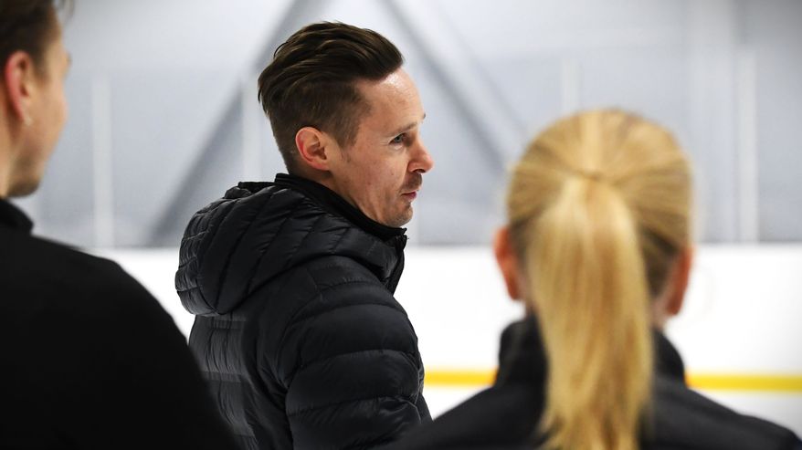 Synkrotränaren Ville Penttinen instruerar sitt lag Team Antique.