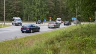 Paljon henkilöautoja risteyksessä.