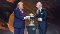 Donald Trump ja Gianni Infantino kättelevät.