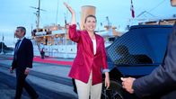 Mette Frederksen vilkuttaa kuninkaallisen jahdin edessä Odensessa.