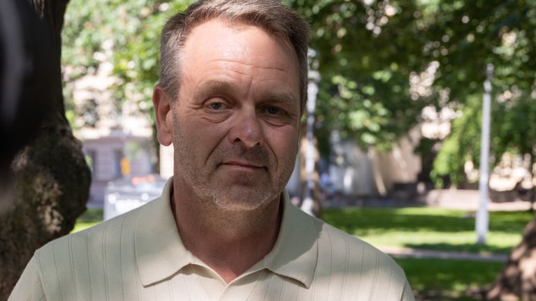 Jan Vapaavuori katsoo kameraan. 