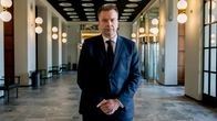 Antti Kaikkonen katsoo kameraan.