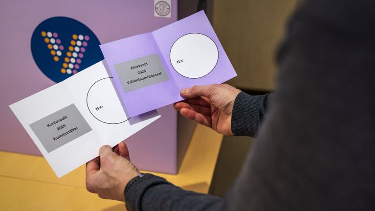 Vuoden 2025 vaalien äänestyslipukkeet.