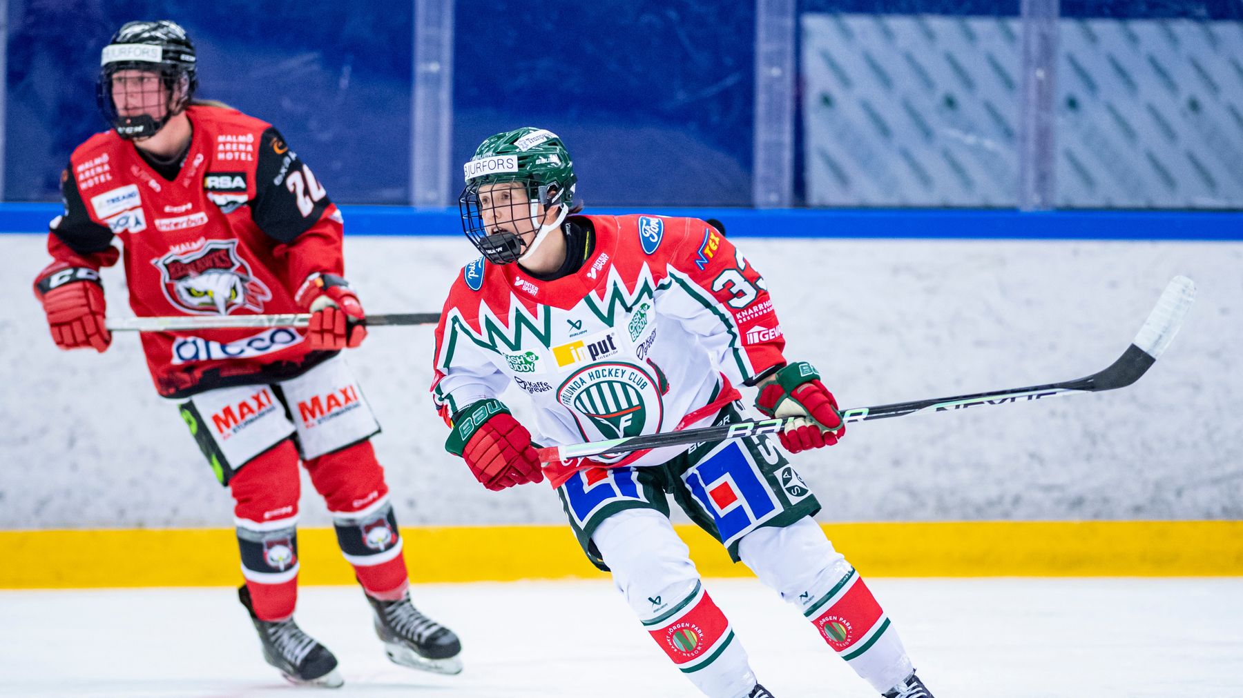 Michelle Karvinen luistelee.