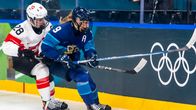 Nelli Laitinen kämpar om pucken i OS-matchen mot Schweiz.