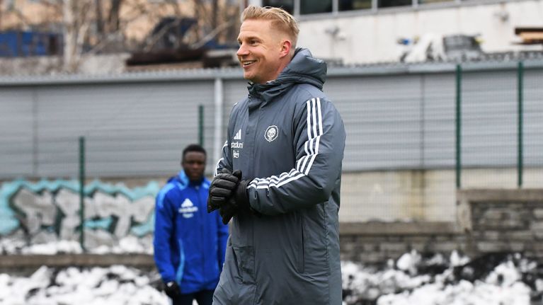 Ossi Virta ler under HJK-träning 2024.
