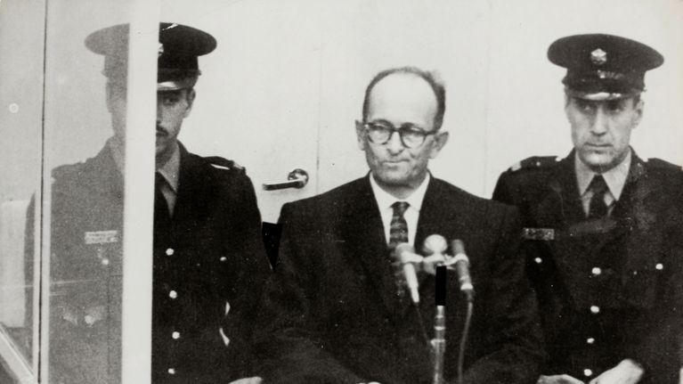 Mies kahden vartijan välissä oikeudenkäynnissä.