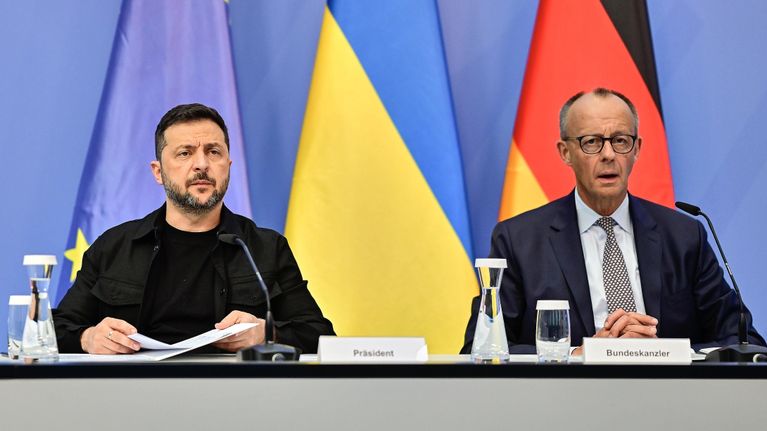 Kuvassa ovat Ukrainan presidentti Volodymyr Zelenskyi ja Saksan liittokansleri Friedrich Merz.