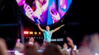 Chris Martin esiintyy Olympiastadionilla.