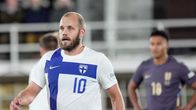 Teemu Pukki Suomen pelipaidassa.