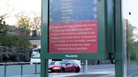 Englanninkielinen vaaratiedote raitiovaunupysäkin näytöllä.