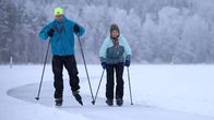 Kirkkonummelainen Kedon pariskunta retkiluistelemassa Punkaharjulla