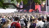 Suuri joukko ihmisiä festivaaleilla.