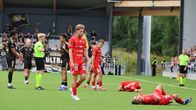 Två Jarospelare ligger på gräset, samtidigt som SJK-spelare talar med domaren.