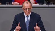 Friedrich Merz puhumassa.