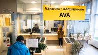 Odotushuone, jossa on ihmisiä. 