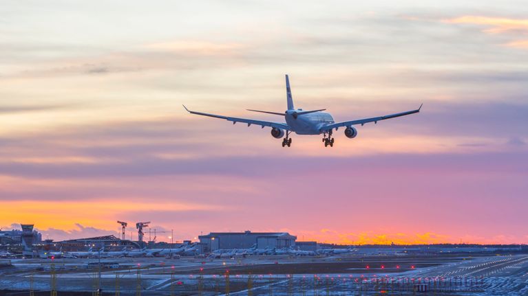 Finnairin kone laskeutumassa Helsinki-Vantaan lentokentälle.