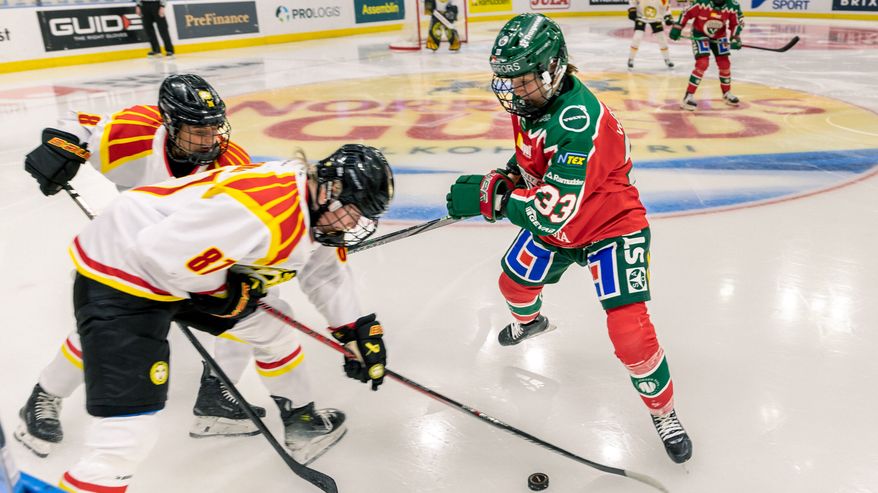 Michelle Karvinen taistelee kiekosta.