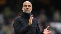 Pep Guardiola applåderar Manchester Citys fans.