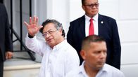 Gustavo Petro katsoo kohti ja vilkuttaa.